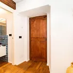 Stylish Quardilatero Romano Central Flat