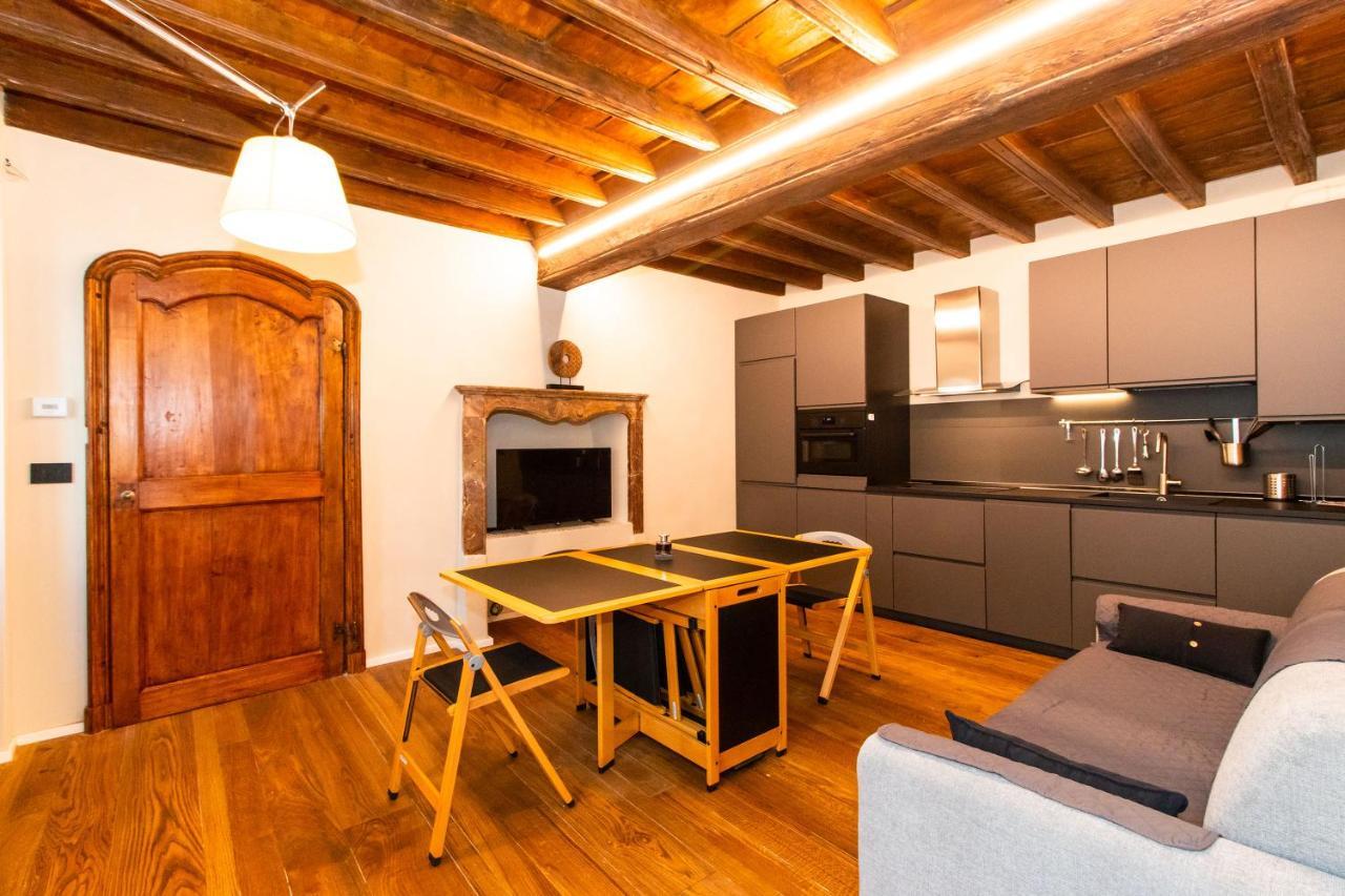 Stylish Quardilatero Flat Torino